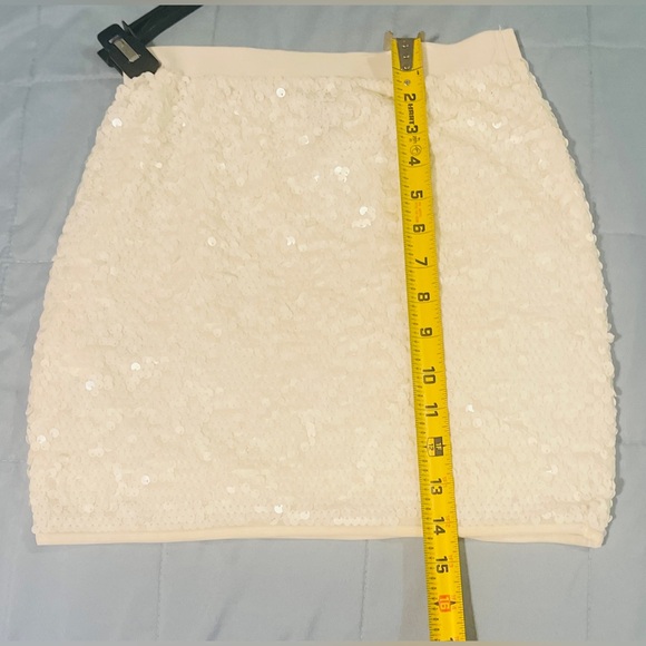 NWT BCBG Maxazria Percy White Sequin Scalloped Miniskirt SZ XSmall! - Picture 8 of 9